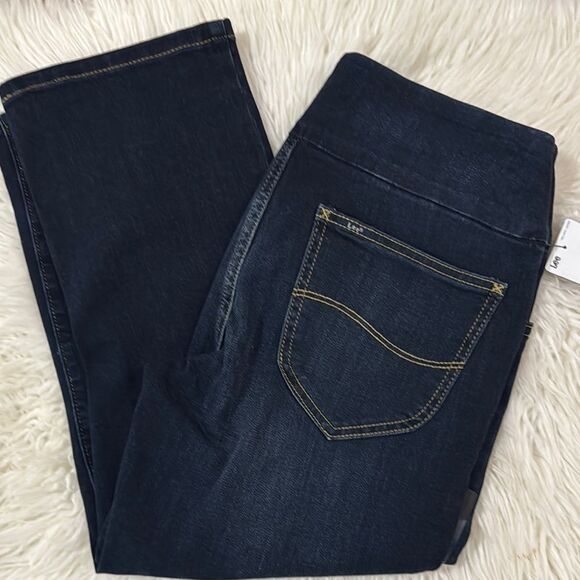 Lee Blue Capri Sculpting Denim Size 6 or Medium .NWOT - Picture 1 of 9